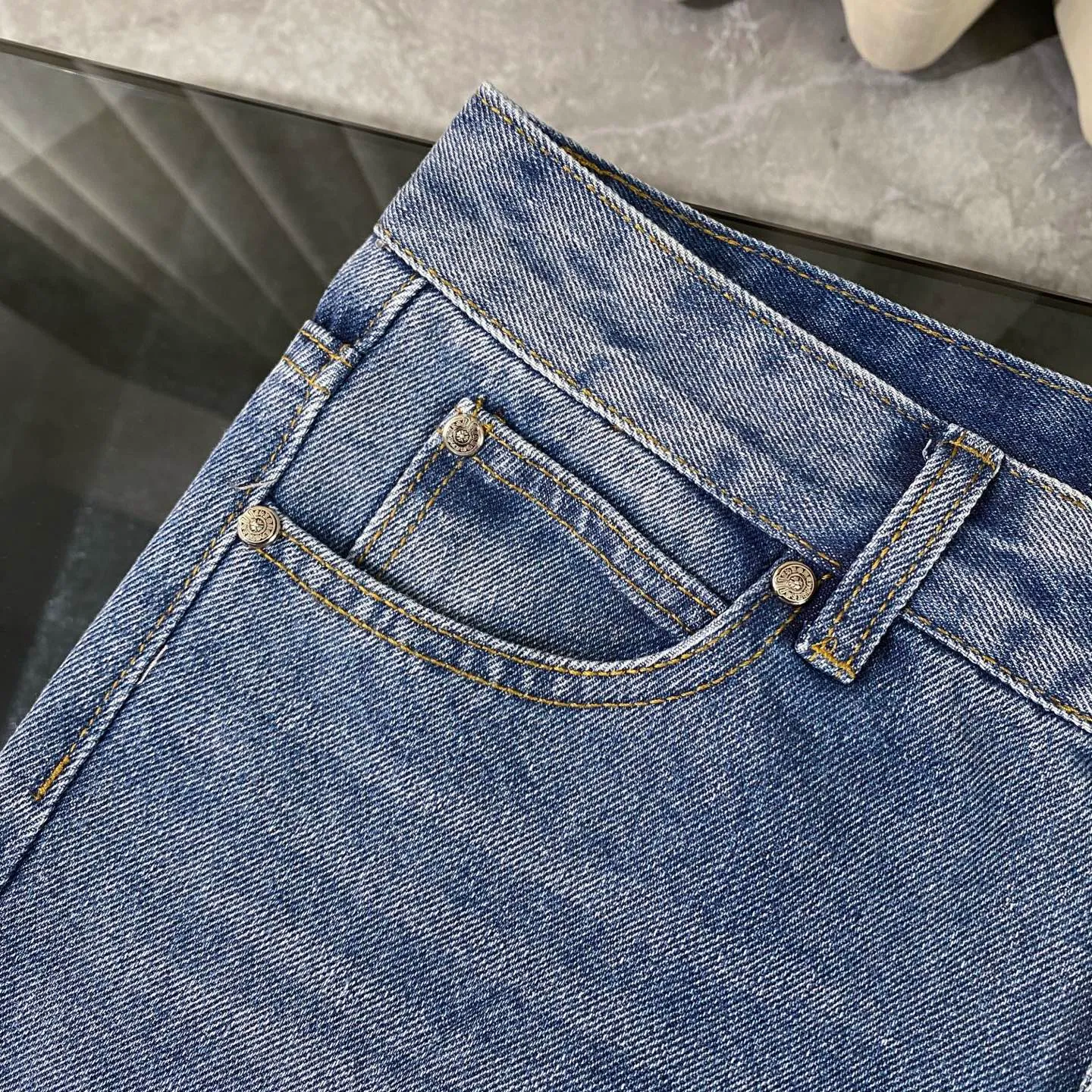 P240 chrome hearts 2025 classic white cross patchwork leather jeans vi Top heavy industry fashionable design] Consistent high street luxury style creation. Speaking of this style, the Zangyin family and GU family are definitely the leading representative brands. Especially the Zangyin family has really achieved a state-of-the-art effect in creating high street style. The unique washed material is used to create this style. The color system is quite eye-catching. After it is decorated with patchwork cross flowers, it cleverly highlights the charm of the brand. Secondly, this style uses classic The classic high-waist cutting design highlights the long legs and fashionable temperament of the upper body. The brand is highly recognizable and the slim fit configuration is more suitable for daily wear. It is a product that interprets personality, fashion, and specifications at a glance. This single product is enough to make any fan excited. It can be a white T-shirt for youthful preppy style, or a tight suspender for lady style. It has strong matching ability and can be easily controlled by men.  [Materials and craftsmanship] Needless to say, this point goes without saying. As an excellent craftsman brand, Zangyin’s requirements for details and craftsmanship are really perfect. The washed color of this model has gone through so many processes, not to mention the embellishment of denim appliques. It is also purely hand-made and sewn. Just like what they believe in, only hand-made things have soul and have the meaning of wear. A top-notch heavy-duty fashionable denim item, I look forward to your perfect interpretation! !  Size:28-36